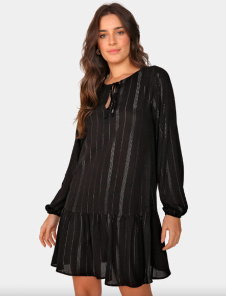 Mulher usando um vestido evasê preto com linhas verticais cinza