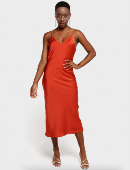 Mulher usando um vestido slip dress vermelho