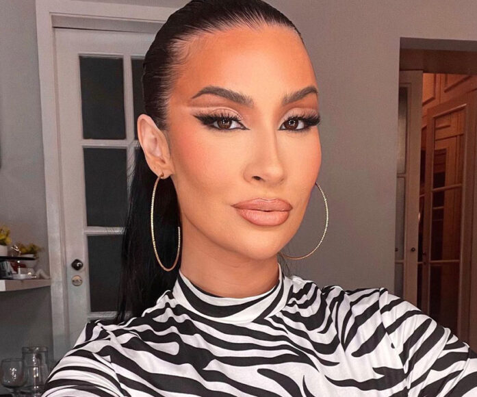 A influenciadora Boca Rosa usando uma roupa de estampa de zebra com uma maquiagem de blogueira 