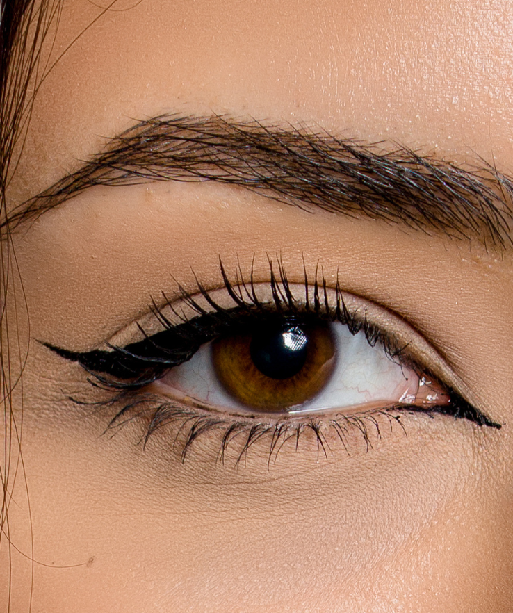 foto de close-up de olho feminino com maquiagem de delineador